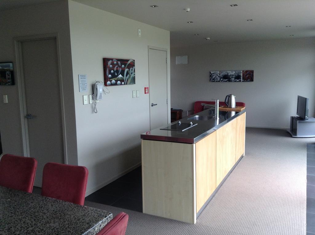 One Burgess Hill Aparthotel Ню Плимут Екстериор снимка