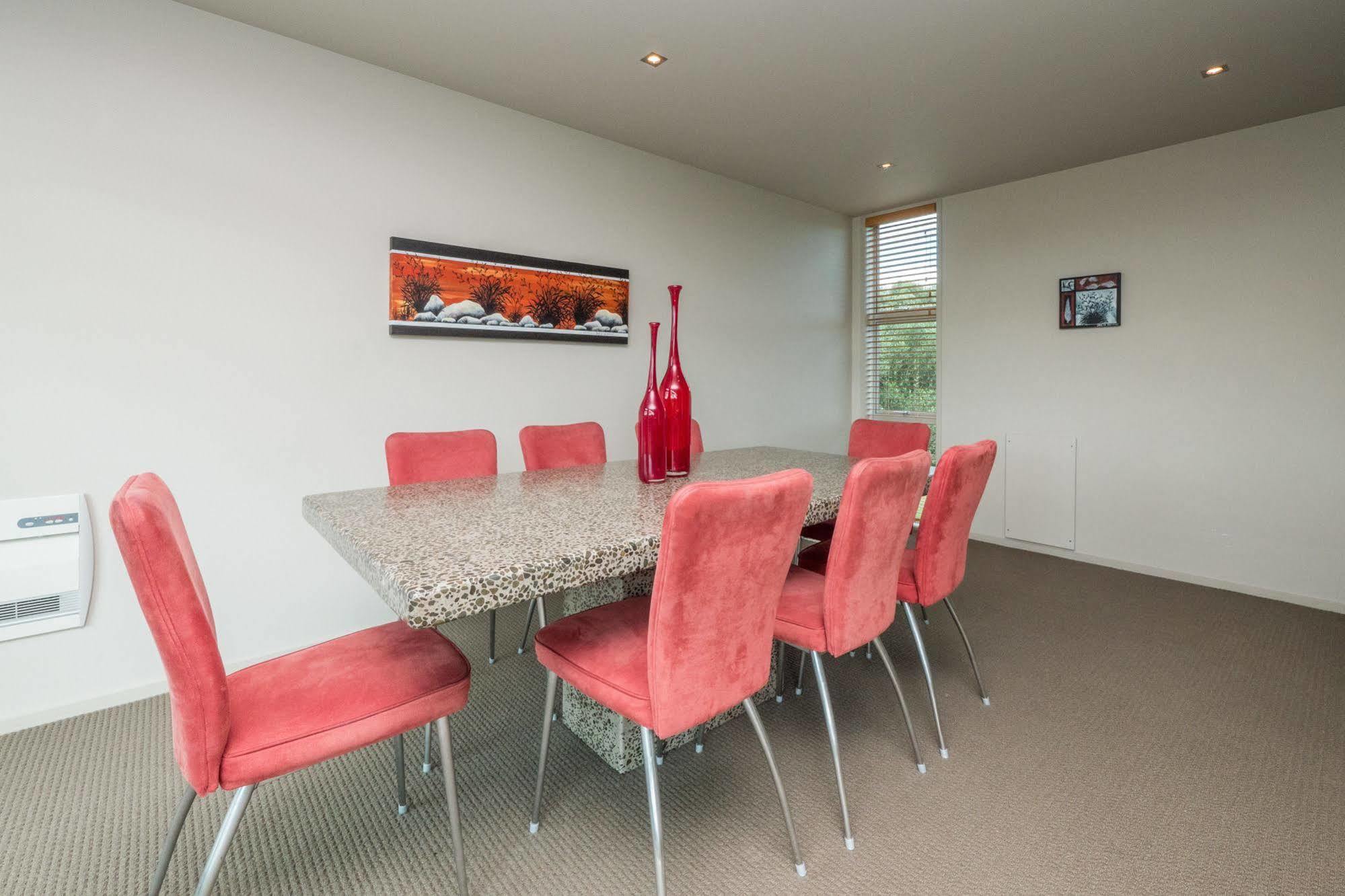 One Burgess Hill Aparthotel Ню Плимут Екстериор снимка