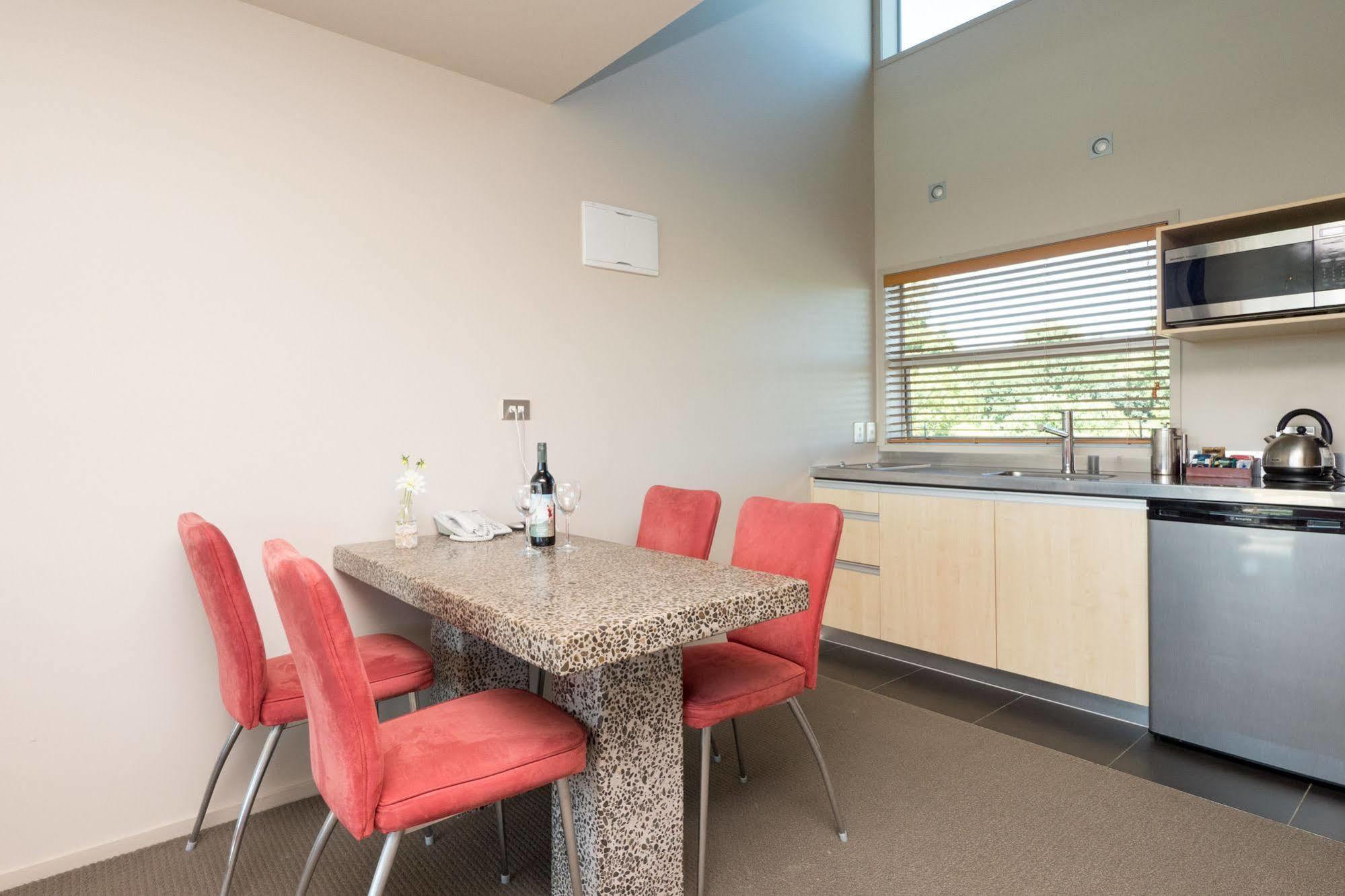 One Burgess Hill Aparthotel Ню Плимут Екстериор снимка