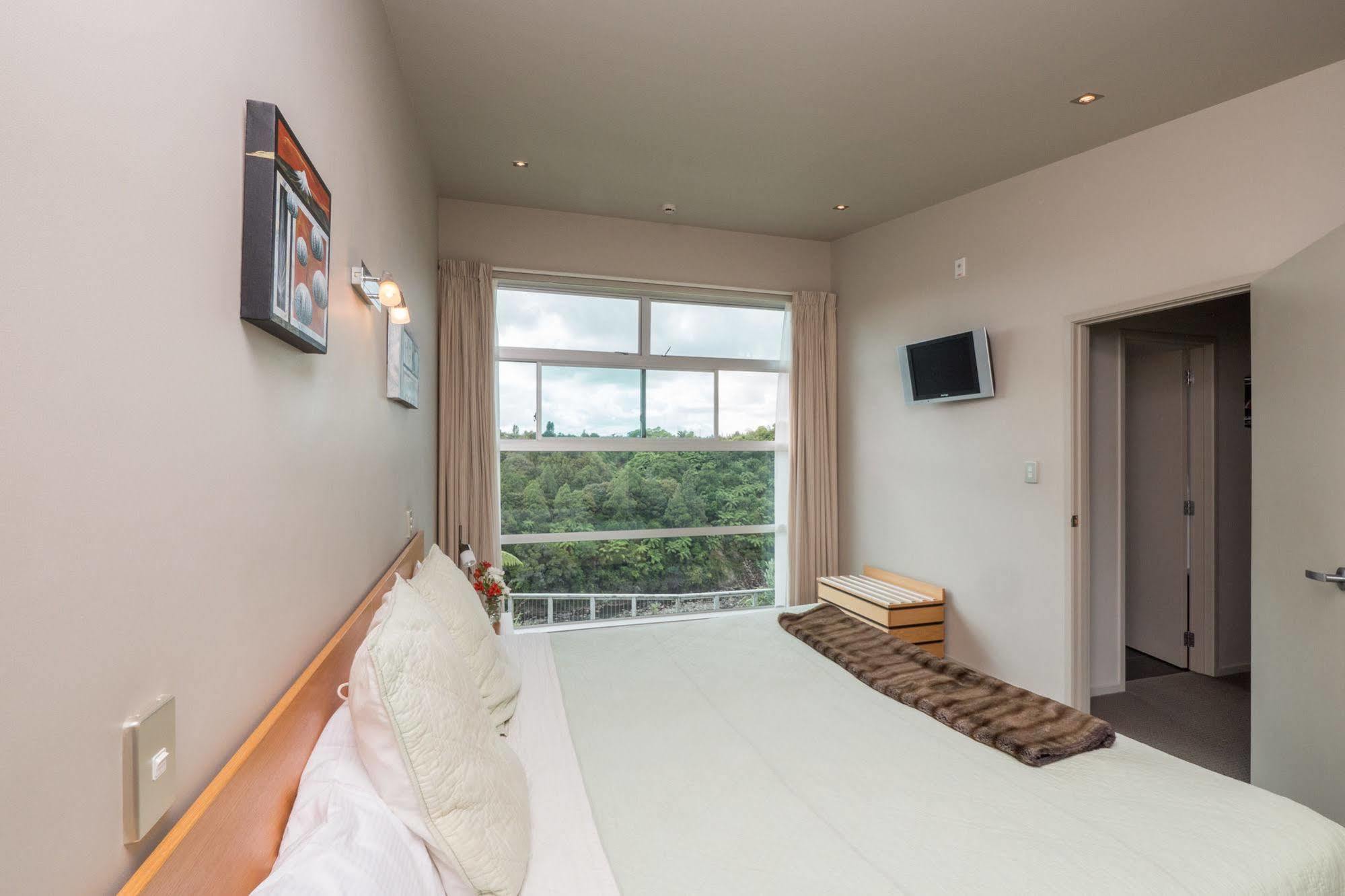 One Burgess Hill Aparthotel Ню Плимут Екстериор снимка