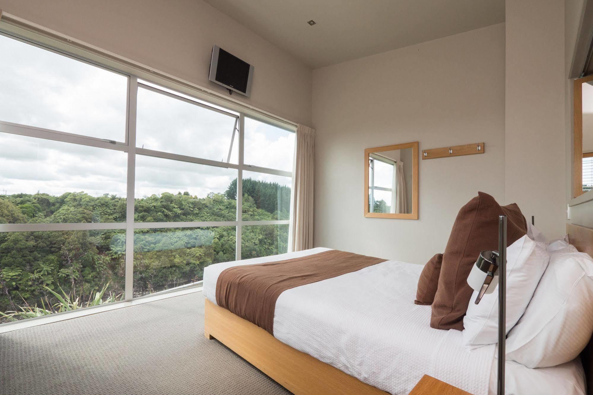 One Burgess Hill Aparthotel Ню Плимут Екстериор снимка